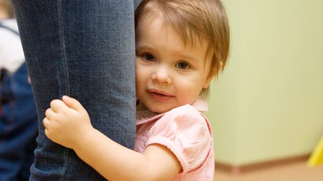 Im zweiten Lebenshalbjahr entwickeln Kinder Angst vor fremden Personen - ein wichtiger Entwicklungsschritt.