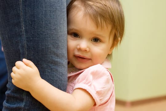 Im zweiten Lebenshalbjahr entwickeln Kinder Angst vor fremden Personen - ein wichtiger Entwicklungsschritt.