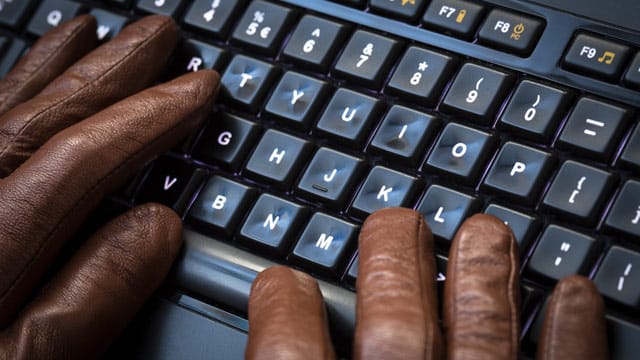 Einen Internetbetrug können Sie bei dem Verbraucherschutz oder bei der Polizei melden.