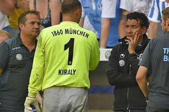 Torhüter Gabor Kiraly geht nach dem Spiel gegen Leipzig Richtung Trainerbank. Coach Ricardo Moniz (re.) denkt über die Partie nach.