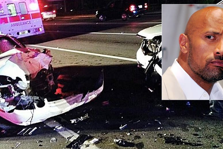 Dwayne Johnson postete auf Facebook das Foto der beiden Unfallwagen.
