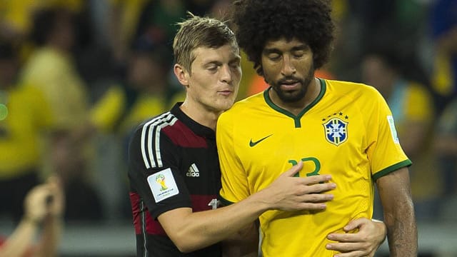Toni Kroos (li.) tröstet Dante bei der derben Pleite in Belo Horizonte. Toni Kroos (li.) tröstet Dante bei der derben Pleite in Belo Horizonte.