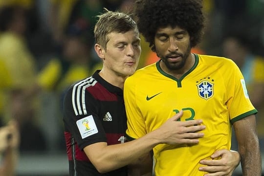 Toni Kroos (li.) tröstet Dante bei der derben Pleite in Belo Horizonte.