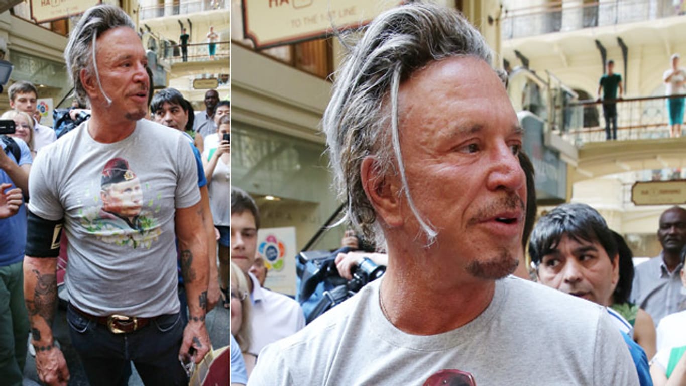 Schauspieler Mickey Rourke posiert im Putin-Shirt.