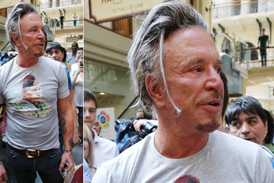 Schauspieler Mickey Rourke posiert im Putin-Shirt.