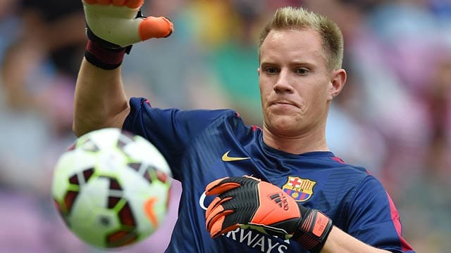 Marc-André ter Stegen ist im Training unglücklich auf den Rücken gefallen. Marc-André ter Stegen ist im Training unglücklich auf den Rücken gefallen.
