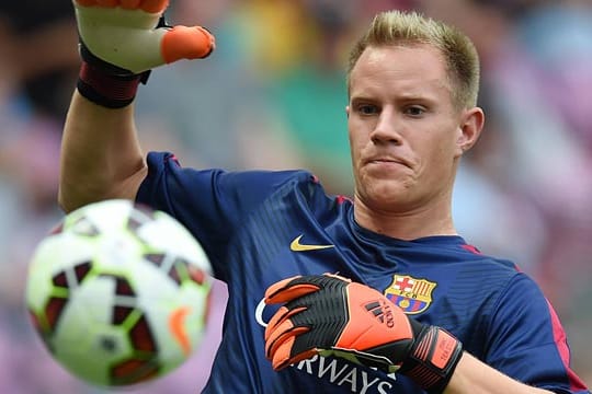 Marc-André ter Stegen ist im Training unglücklich auf den Rücken gefallen.