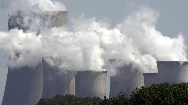 Dampfende Kühltürme des RWE-Kraftwerks Niederaußem im Rhein-Erft-Kreis