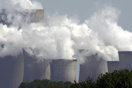 Dampfende Kühltürme des RWE-Kraftwerks Niederaußem im Rhein-Erft-Kreis