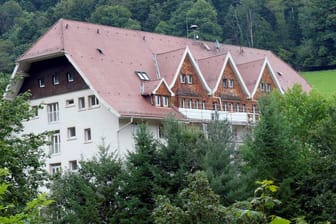 In der berühmten "Schwarzwaldklinik" behandeln bald richtige Ärzte ihre Patienten