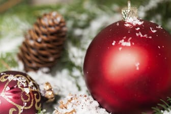 Mit etwas Dekoschnee können Sie Ihr Zuhause weihnachtlich dekorieren