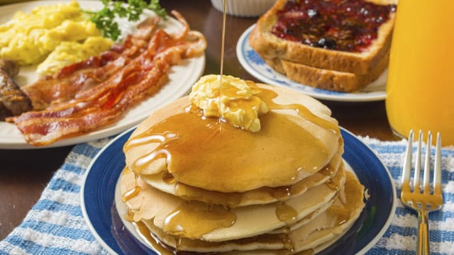 Bei einem amerikanischen Frühstück dürfen Pancakes mit Ahornsirup nicht fehlen