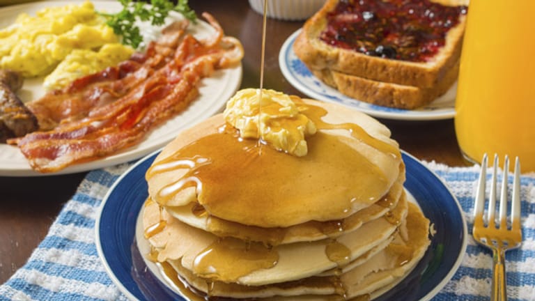 Bei einem amerikanischen Frühstück dürfen Pancakes mit Ahornsirup nicht fehlen