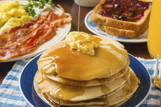 Bei einem amerikanischen Frühstück dürfen Pancakes mit Ahornsirup nicht fehlen