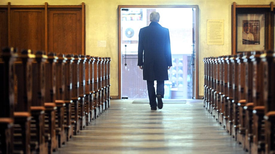 Einem Bericht zufolge kehren immer mehr Menschen der Kirche den Rücken. Kirchenvertreter haben die Ursache dafür bereits gefunden.