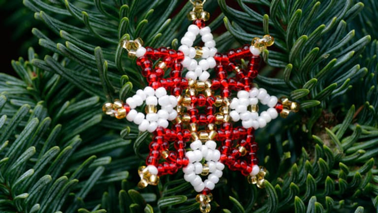 Aus Perlen und Draht können Sie schönen Weihnachtsschmuck basteln
