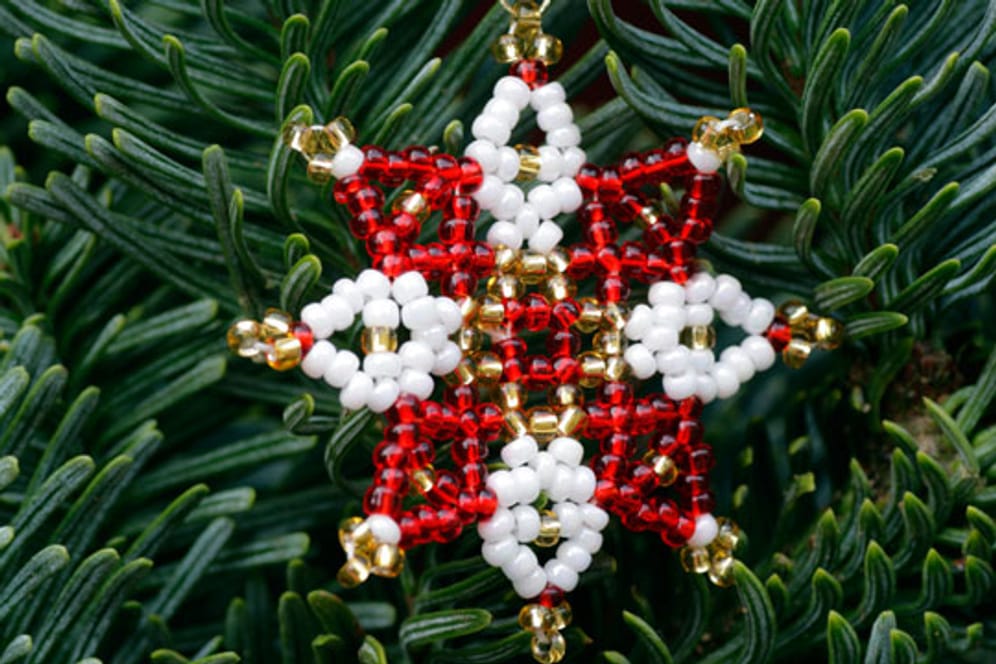 Aus Perlen und Draht können Sie schönen Weihnachtsschmuck basteln