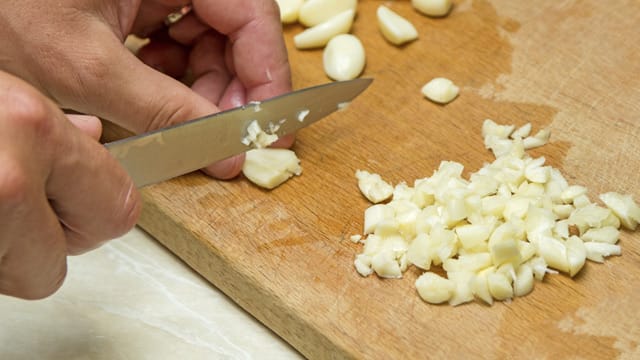 Knoblauchgeruch bekommt man nur schwer von den Händen weg