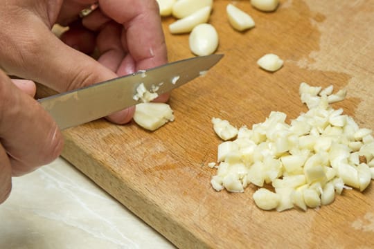 Knoblauchgeruch bekommt man nur schwer von den Händen weg