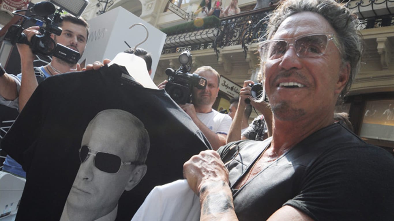 Der US-Schauspieler Mickey Rourke zeigt voller Stolz sein gerade erworbenes Putin-T-Shirt