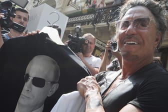 Der US-Schauspieler Mickey Rourke zeigt voller Stolz sein gerade erworbenes Putin-T-Shirt