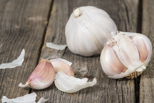 Bei der Behandlung von Warzen schwören viele Menschen auf die Heilkräfte von Knoblauch.