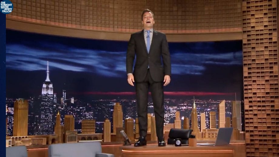 In Gedenken an Robin Williams stiegen Talkmaster Jimmy Fallon und Caren Miosga auf die Studiotische. In Gedenken an Robin Williams stiegen Talkmaster Jimmy Fallon und Caren Miosga auf die Studiotische.