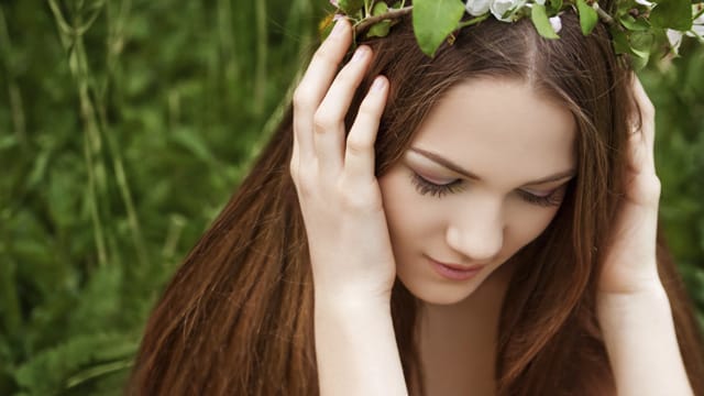 Braune Haare stehen fast allen Menschen und lassen eine lange Mähne bei Frauen stets voller wirken als bei blonden Haaren