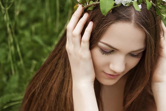 Braune Haare stehen fast allen Menschen und lassen eine lange Mähne bei Frauen stets voller wirken als bei blonden Haaren