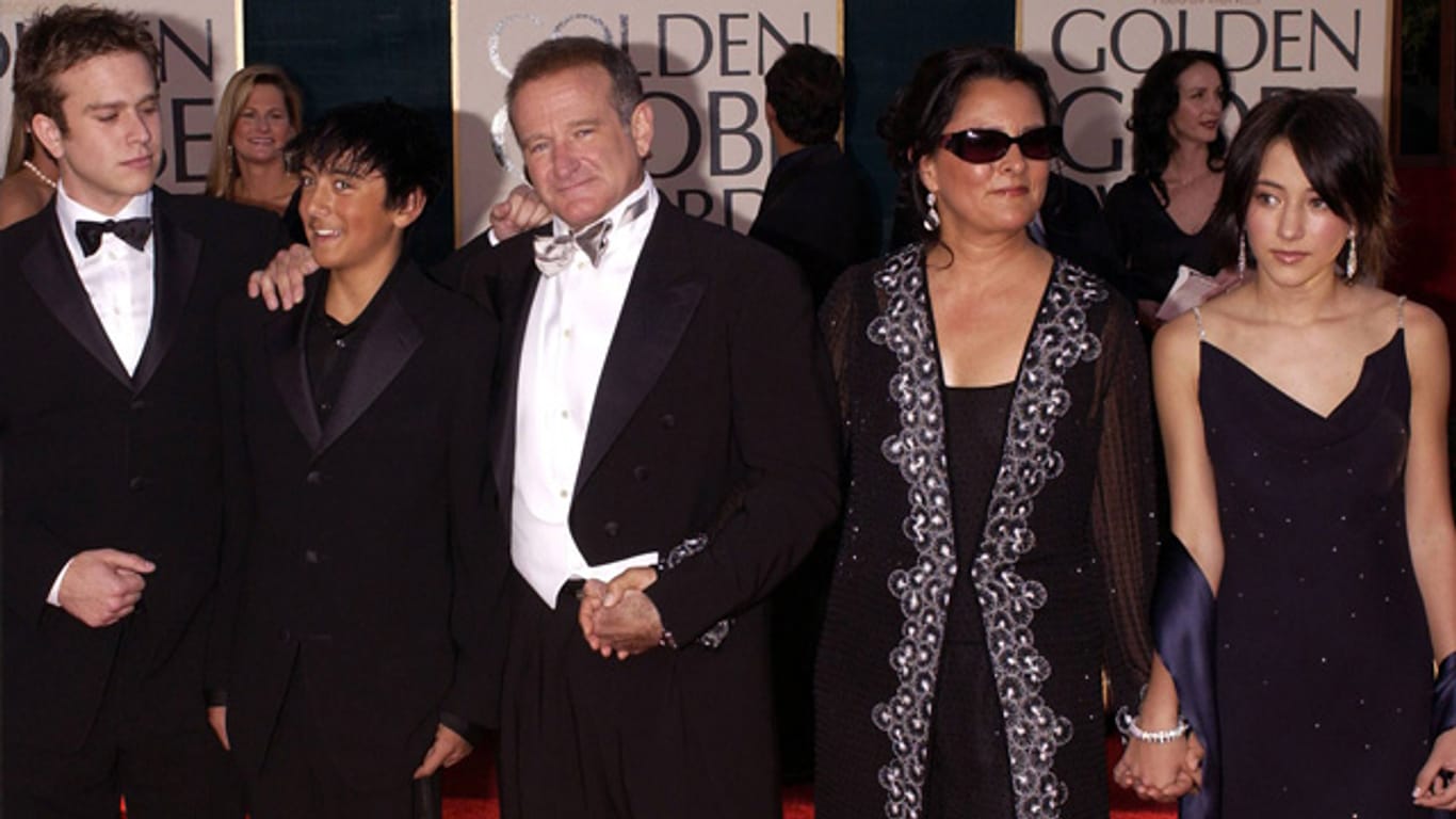 Robin Williams 2004 mit seiner damaligen Ehefrau Marsha Garces (2. v. re.) sowie den Söhnen Zak (li.), Cody (2. v. li.) und Tochter Zelda (re.)