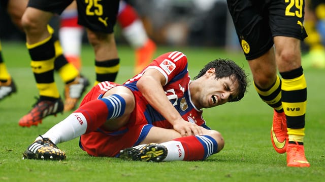 Javi Martinez liegt mit schmerzverzerrtem Gesicht auf dem Boden.