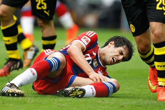 Javi Martinez liegt mit schmerzverzerrtem Gesicht auf dem Boden.