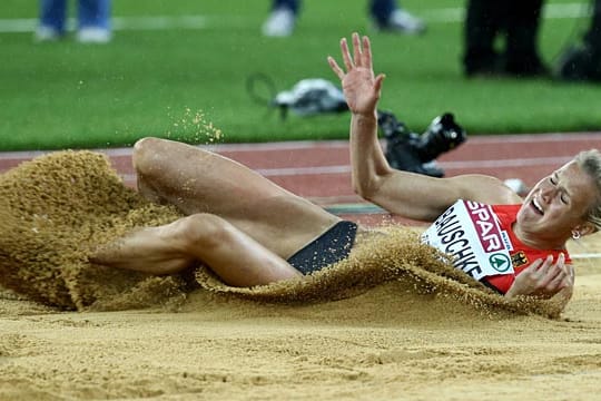 Weitspringerin Melanie Bauschke weinte nach ihrem letzten Versuch bittere Tränen.