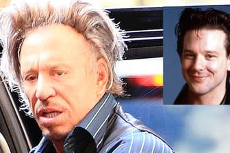 Mickey Rourke zeigt ohne Scham sein Haarteil.