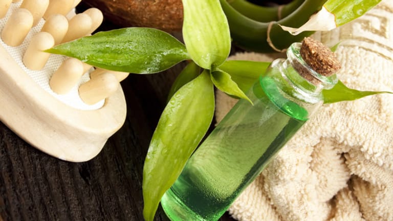 Teebaumöl hilft sowohl gegen fettige Haare als auch gegen fettige Haut