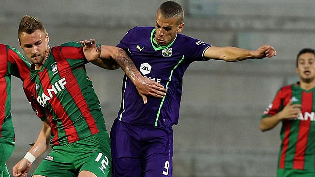 Maritimo-Verteidiger Patrick Bauer (li.) im Zweikampf mit Algeriens WM-Held Islam Slimani von Sporting Lissabon.