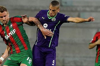 Maritimo-Verteidiger Patrick Bauer (li.) im Zweikampf mit Algeriens WM-Held Islam Slimani von Sporting Lissabon.