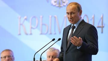 Wladimir Putin spricht mit Abgeordneten der Staatsduma auf der Krim.
