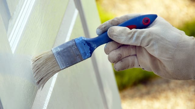 Beim Lackieren einer Holztür sollten Sie das Anschleifen vorher nicht vergessen