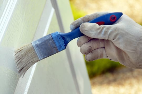 Beim Lackieren einer Holztür sollten Sie das Anschleifen vorher nicht vergessen