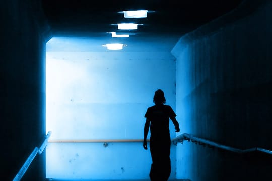 Eine erschreckend hohe Zahl von Menschen begeht jährlich Suizid - die Ursachen und psychischen Mechanismen sind bislang nur wenig erforscht