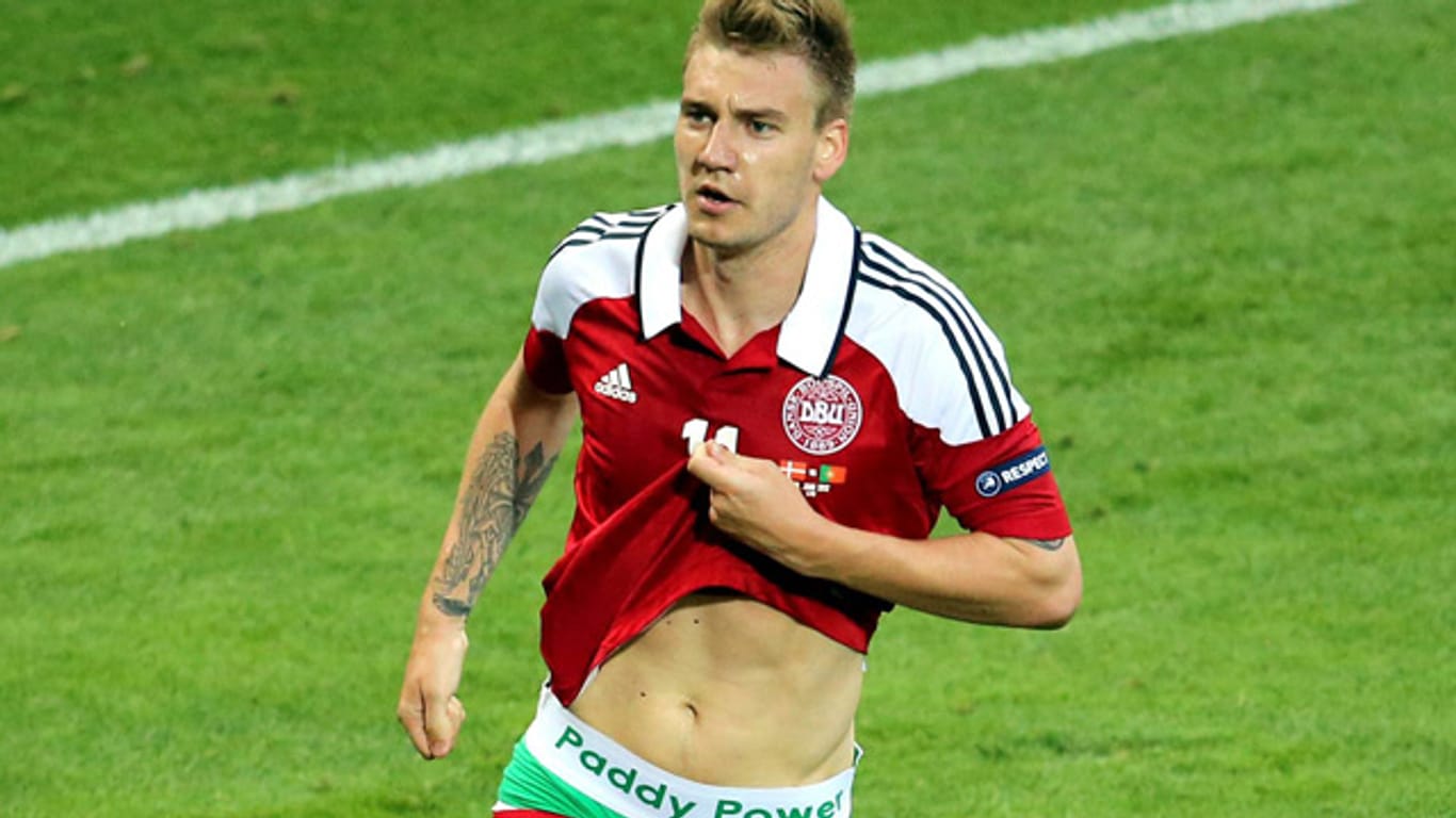 2012 sorgt Dänen-Stürmer Nicklas Bendtner bei der EM in Polen und der Ukraine für einen "Unterhosen-Skandal".