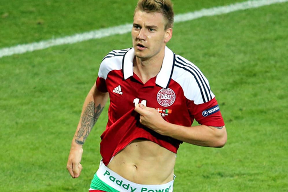 2012 sorgt Dänen-Stürmer Nicklas Bendtner bei der EM in Polen und der Ukraine für einen "Unterhosen-Skandal".