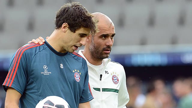 Javi Martínez (li.) sollte in dieser Saison eine zentrale Rolle im System von Pep Guardiola (re.) spielen. Jetzt fällt er mit einem Kreuzbandriss rund sechs Monate aus.