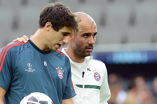 Javi Martínez (li.) sollte in dieser Saison eine zentrale Rolle im System von Pep Guardiola (re.) spielen. Jetzt fällt er mit einem Kreuzbandriss rund sechs Monate aus.