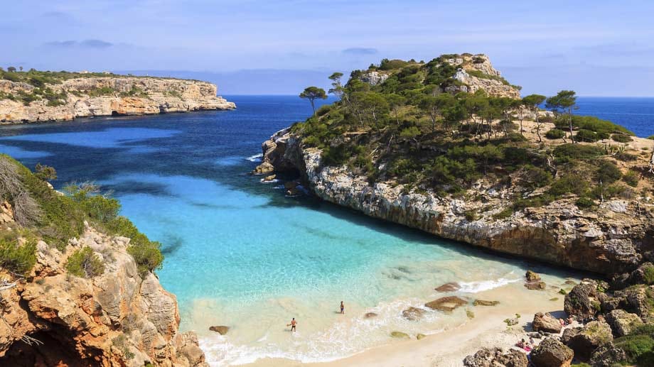 Auf Mallorca ist die Luft im Oktoberdurchschnitt noch 23 Grad warm, das Wasser hat 21 Grad: Das ist genau die richtige Temperatur, um die beliebte Ferieninsel zu Fuß oder per Rad zu entdecken und hinterher einen Sprung ins kühle Nass zu tun. Für den abendlichen Strandspaziergang sollte man allerdings einen Pullover einpacken.