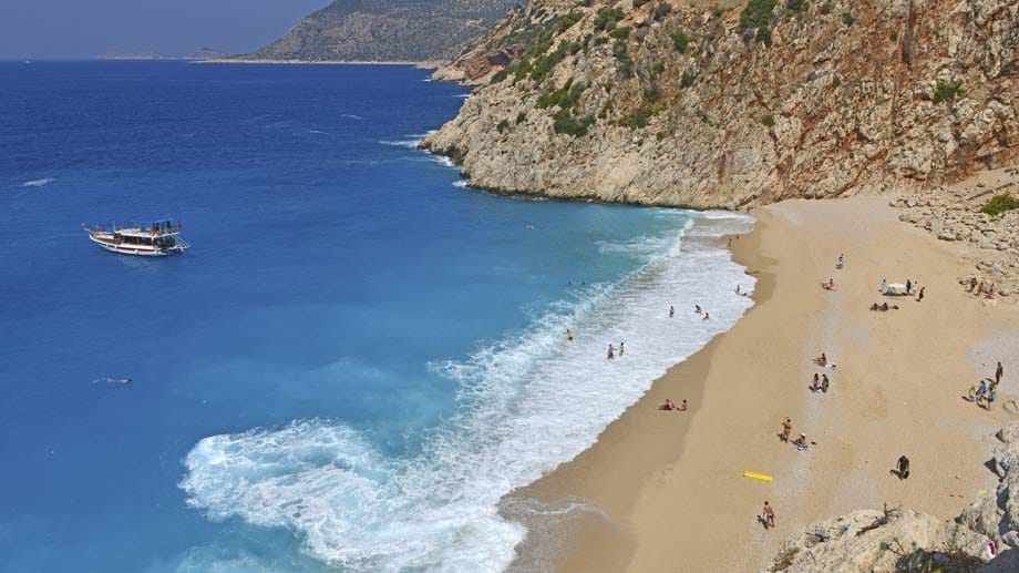 Die weitgeschwungene Bucht von Antalya in der Südtürkei lockt mit lauen 26 Grad, das Wasser ist im Oktober noch 23 Grad warm. Hier reizt die Mischung aus guten Hotels, Kultur und Sport, unvergesslich bleibt ein Piratentörn entlang der Küste.