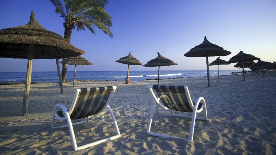 Die Palmeninsel Djerba ist Tunesiens Badewanne und ein Dorado der Tennisspieler; mit 29 Grad Luft- und 24 Grad Wassertemperatur bleibt das auch den Oktober über so.
