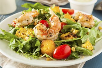 Auch im Salat sind angebratene Shrimps eine leckere Beigabe