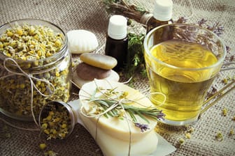 Kamille, Teebaumöl l und Heilerde verwöhnen den Körper und pflegen Ihre Haut